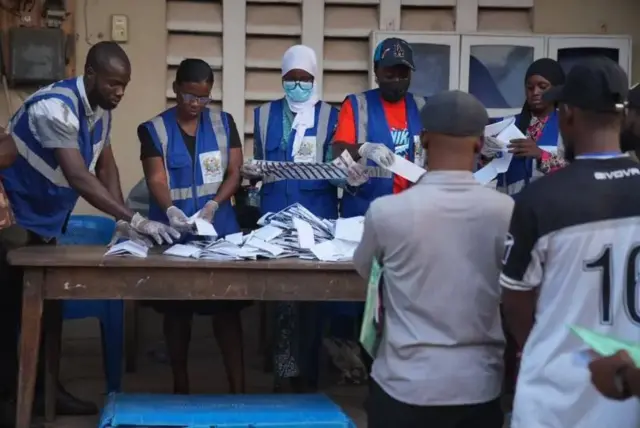Ndị ọrụ ntuliaka na-agụkọ vootu