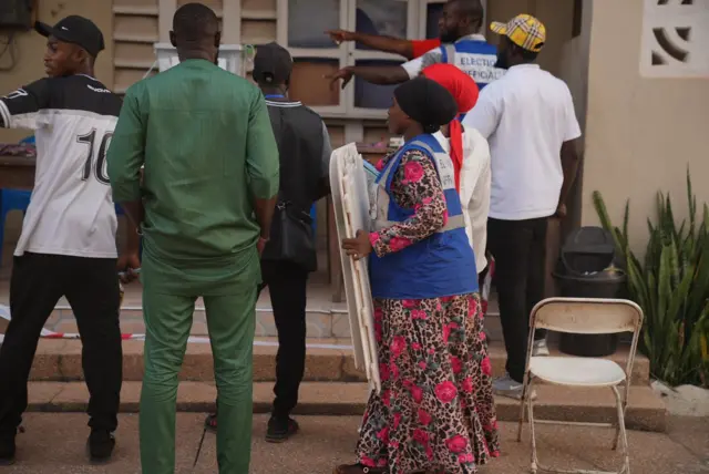 Electoral officials dey pack voting materials