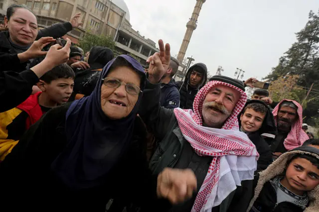 شهروندان شهر سلیمانیه سوریه در استان حما بعد از استقرار نیروهای مخالف حکومت سوریه در این شهر