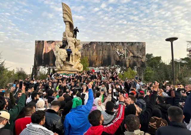 أهالي حلب يتجمعون في ساحة سعد الله الجابري احتفالاً بسقوط الأسد