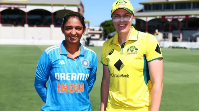 ऑस्ट्रेलियाई टीम की कप्तान के साथ भारतीय कप्तान हरमनप्रीत कौर