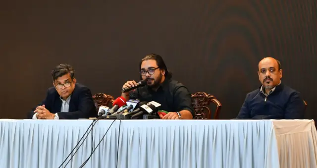 Katta kokraklar orasidagi fotosurat