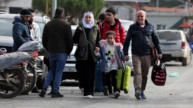 سوريون يعودون إلى ديارهم