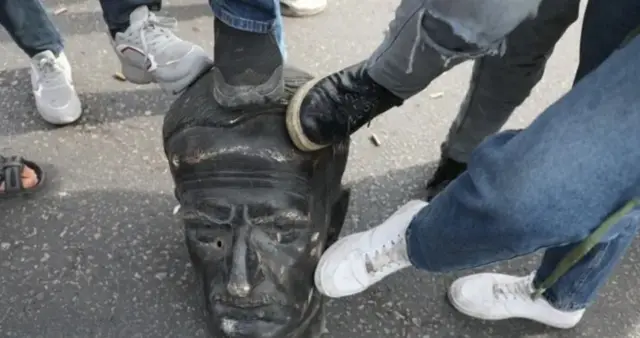 На площади Омейядов сирийцы позируют у разрушенной статуи Хафеза Асада, отца Башара Асада