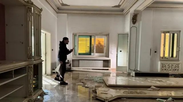 من داخل مقر إقامة الرئيس المعزول بشار الأسد في دمشق