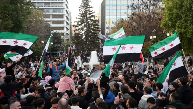 احتفالات في أثينا، اليونان بعد سيطرة المعارضة السورية على دمشق وإسقاط الأسد