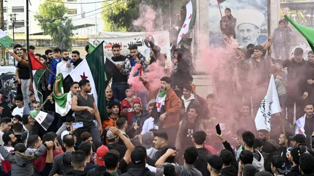 اللبنانيون والسوريون يجتمعون محتفلين بسقوط حكم الأسد في العاصمة اللبنانية بيروت