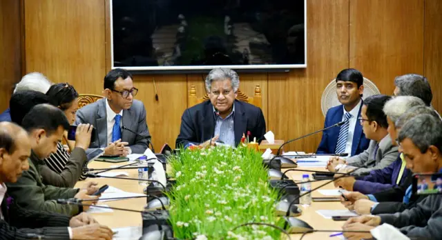 বৈঠক শেষে সাংবাদিকদের ব্রিফিং করেন শ্রম ও কর্মসংস্থান উপদেষ্টা এম সাখাওয়াত হোসেন