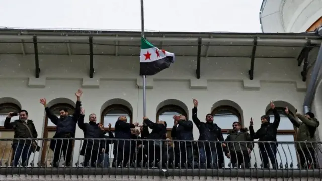 أعضاء من المعارضة في روسيا يرفعون علم الثورة السورية