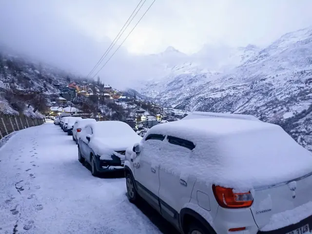 हिमाचल प्रदेश के लाहौल स्पीति में बुधवार को भारी बर्फबारी हुई.