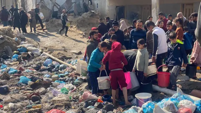 أشخاص يحاولون الحصول على مياه من أنبوب تضرر بسبب الغارات الجوية الإسرائيلية في مدينة غزة في 10 فبراير 2024