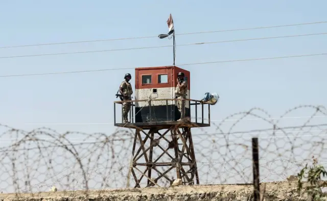 مصر تعزز وجودها الأمني على حدودها مع غزة في ظل تهديد إسرائيلي باقتحام رفح جنوبي القطاع