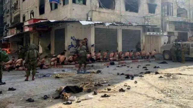 معتقلون فلسطينيون في غزة وقد جردوا من ملابسهم