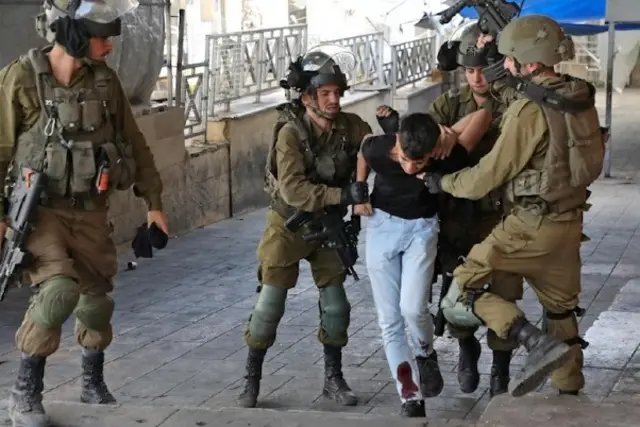 الجيش الإسرائيلي خلال اعتقال شاب فلسطيني