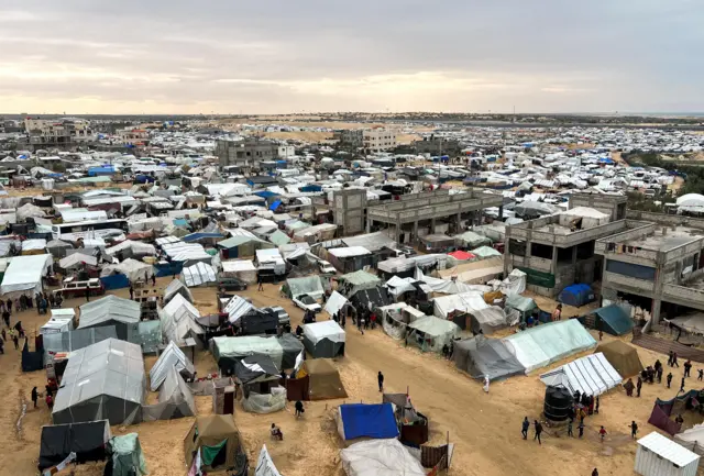 نازحون فلسطينيون في مخيم بمدينة رفح