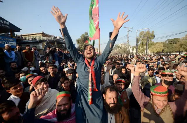 الیکشن میں مبینہ دھاندلی کے خلاف تحریک انصاف کی جانب سے ملک بھر میں آج دوپہر دو بجے احتجاج کی کال دی گئی ہے۔
