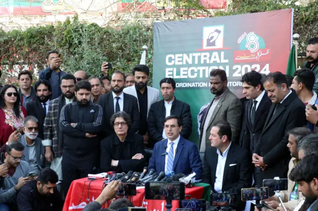 پی ٹی آئی چئیرمین بیرسٹر گوہر اعجاز نے الزام عائد کےس ہی کہ آر اوز نے سول انتظامیہ اور پولیس کی مدد سے مل کر الیکشن رزلٹ تبدیل کیے ہیں۔