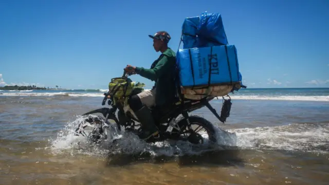 pemilu indonesia petugas logistik