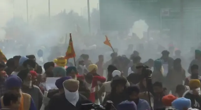 किसानों पर आंसू गैस के गोले