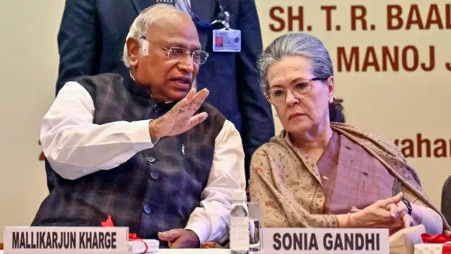 मल्लिकार्जुन खड़गे और सोनिया गांधी की फाइल तस्वीर