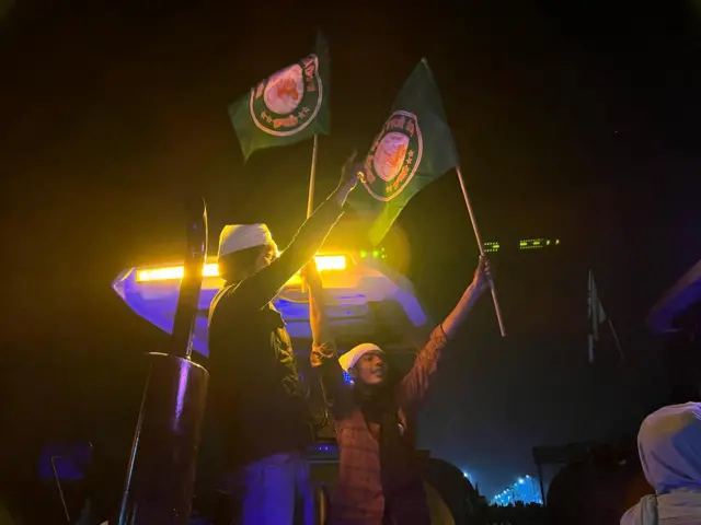 ट्रैक्टर पर चढ़कर डांस कर रहे किसान आंदोलन में शामिल युवा