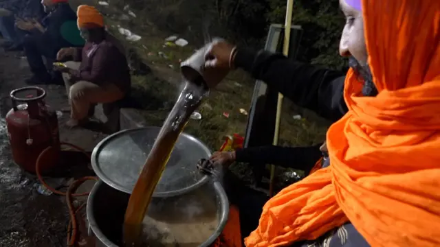 ਚਾਹ ਬਣ ਰਹੀ ਹੈ। ਵਿਅਕਤੀ ਰਿੱਝ ਰਹੀ ਚਾਹ ਨੂੰ ਜੱਗ ਨਾਲ ਫੈਂਟ ਰਿਹਾ ਹੈ