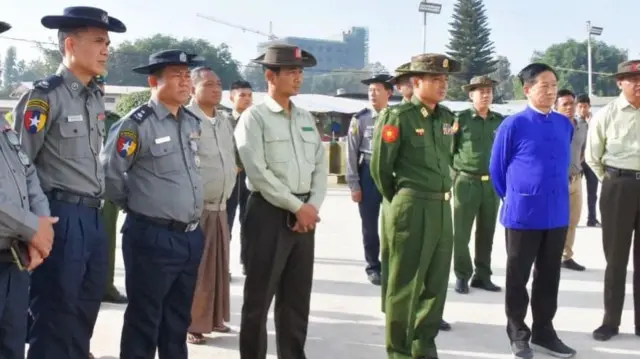 ကိုးကန့်ကိုယ်ပိုင်အုပ်ချုပ်ခွင့်ရဒေသစီမံအုပ်ချုပ်ရေးအဖွဲ့ အတွင်းရေးမှူး ဦးမိုးဇော်လတ်(အလယ်လူ)