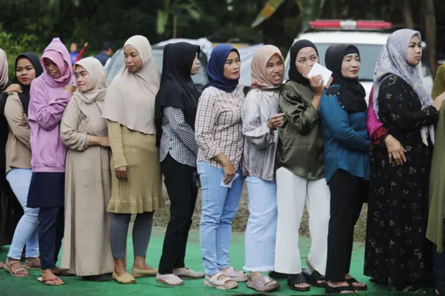 မဲပေးဖို့ တန်းစီနေကြတဲ့ အင်ဒိုနီးရှားနိုင်ငံသားတွေ