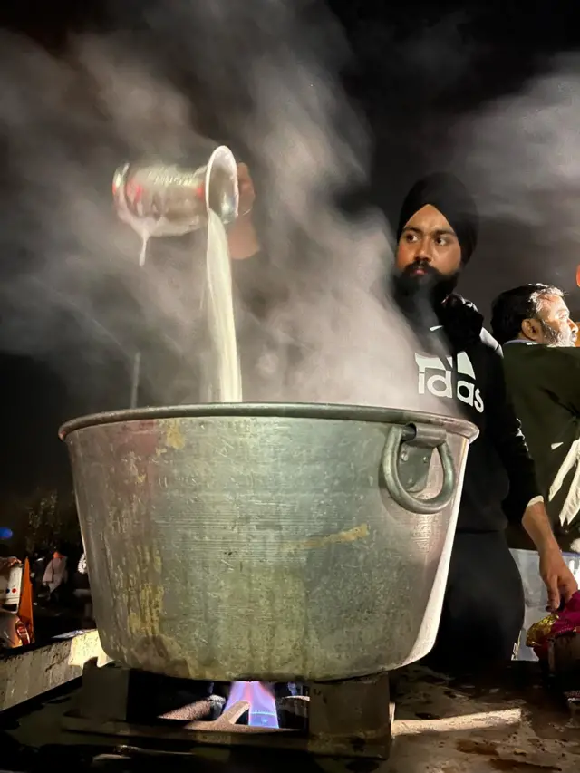 लंगर के लिए दूध गर्म करता एक आंदोलनकारी