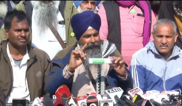 ਕਿਸਾਨ ਆਗੂ ਸਰਵਣ ਸਿੰਘ ਪੰਧੇਰ ਪੱਤਰਕਾਰਾਂ ਨੂੰ ਸੰਬੋਧਨ ਕਰਦੇ ਹੋਏ