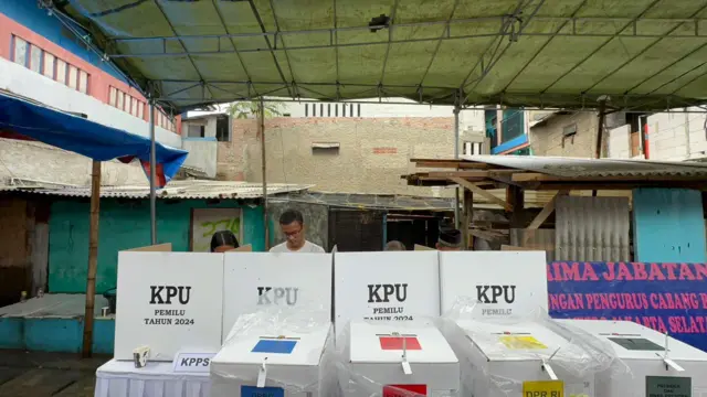 Stiven memilih di blik suara
