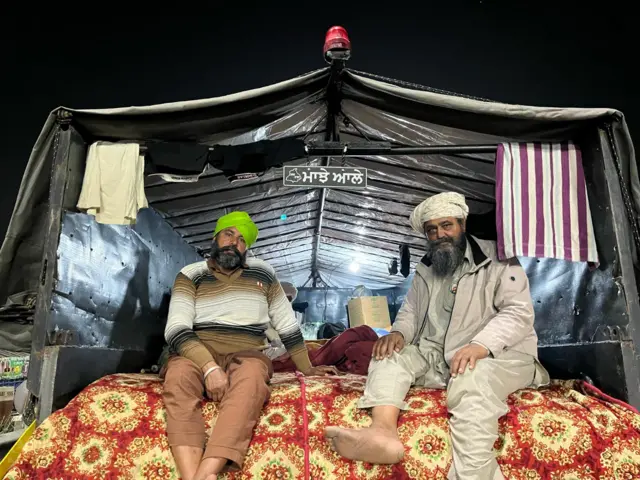 दिन भर आंदोलन के बाद शाम को ट्रॉली में बैठे किसान