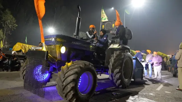 ਟਰੈਕਟਰ ਜਿਸ ਉੱਤੇ ਕਿਸਾਨ ਯੂਨੀਅਨਾਂ ਦੇ ਝੰਡੇ ਲੱਗੇ ਹੋਏ ਹਨ, ਉੱਤੇ ਬੈਠੇ ਕੁ ਮੁੰਡੇ