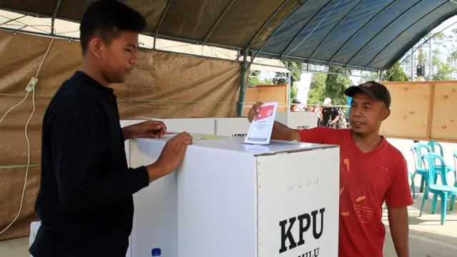 Nur Ihsanuddin, pekerja proyek Istana Presiden di Ibu Kota Nusantara, memberikan suara.