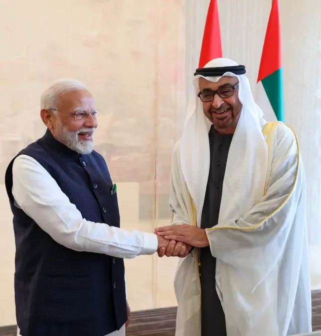 शेख़ ज़ायद के साथ नरेंद्र मोदी