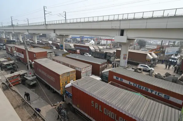 ਟਿੱਕਰੀ ਬਾਰਡਰ ਉੱਤੇ ਖੜ੍ਹੇ ਟਰੱਕ