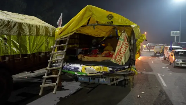 ਕਿਸਾਨਾਂ ਦੀ ਤਰਪਾਲ ਦੀ ਛੱਤ ਵਾਲੀ ਟਰਾਲੀ