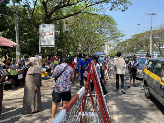 နိုင်ငံကူးလက်မှတ်ထုတ်ပေးရေးအဖွဲ့ရုံးမှာလည်း လျှောက်ထားသူများပြားနေ