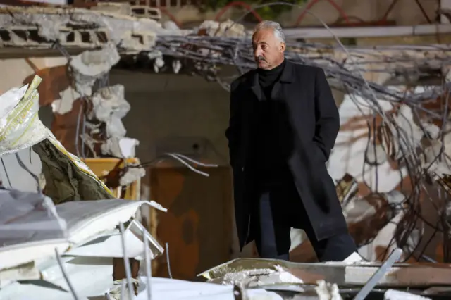 الناشط الفلسطيني فخري أبو دياب يقف وسط أنقاض منزله الذي هدمته السلطات الإسرائيلية في حي سلوان ذي الأغلبية العربية في القدس الشرقية في 14 فبراير/شباط 2024