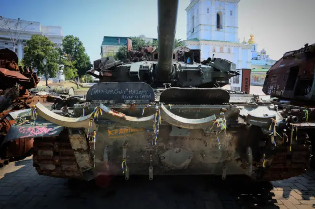 Подбитый российский танк Т-90 в Киеве