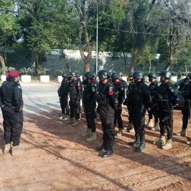 اسلام آباد پولیس کا کہنا ہے کہ ناکوں پر تلاشی سخت کردی گئی ہے جبکہ کسی بھی ہنگامی صورتحال سے نمٹنے کے لئے سی ٹی ڈی کے خصوصی دستے گشت پر تعینات ہیں