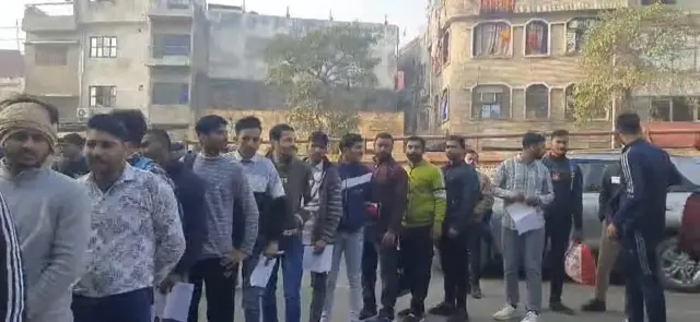 ग़ाज़ियाबाद के एक परीक्षा केंद्र के बाहर जुटे अभ्यर्थी