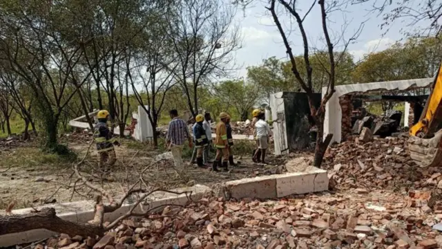 తమిళనాడులోని శివకాశి సమీపంలో ఓ బాణసంచా తయారీకేంద్రంలో జరిగిన పేలుడులో 10 మంది మరణించారు.