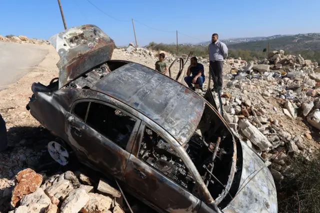 صورة سابقة لسيارة تعود لرجل فلسطيني أحرقها المستوطنون في الضفة.