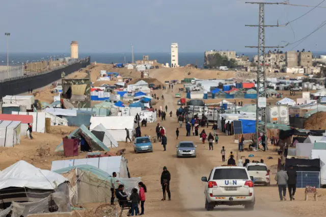 نازحون فلسطينيون في خيام في رفح عند السياج الحدودي مع مصر