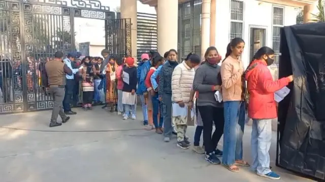 हाथरस के एक परीक्षा केंद्र के बाहर लगी अभ्यर्थियों की भीड़