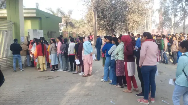 ये तस्वीर बाग़पत के एक परीक्षा केंद्र की है. सुबह छह बजे से ही परीक्षा केंद्रों पर अभ्यर्थियों की कतारें लग गईं थीं
