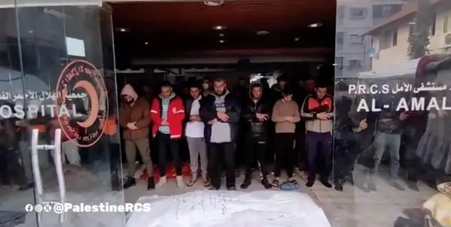 طواقم طبية تصلي على إحدى الوفيات في مستشفى الأمل