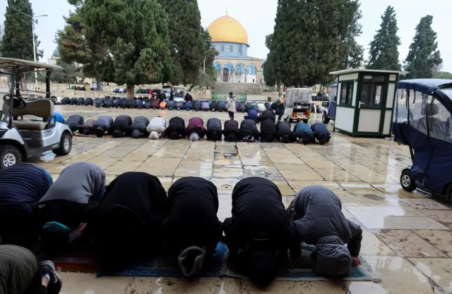 مصلون مسلمون يؤدون صلاة الجمعة في المسجد الأقصى