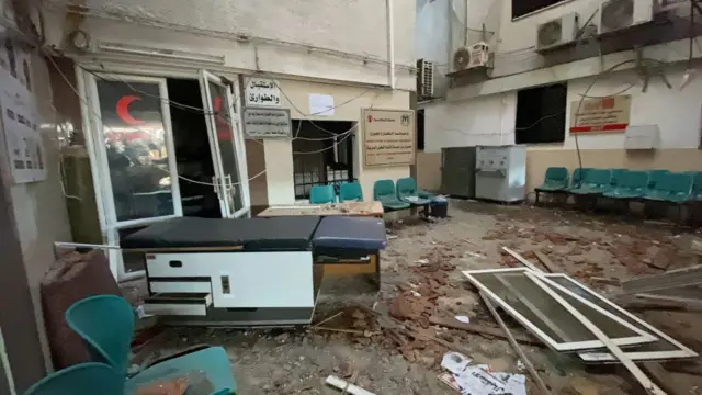 منظر داخلي لمستشفى الصداقة التركي الفلسطيني الذي تضرر بشدة بسبب الهجمات الإسرائيلية